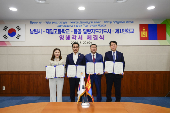 Representatives from Jeonbuk Jeil High School, Namwon, Mongolia's Dalanzadgad and School No.1 of Dalanzadgad pose for a photo after signing a memorandum of understanding on Wednesday. [NAMWON CITY GOVERNMENT]