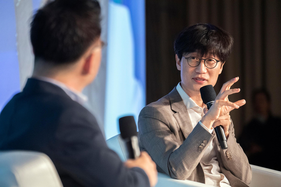 Naver Founder and Global Investment Officer Lee Hae-jin, right, in 2019 [YONHAP]