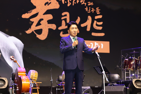 Hana Financial Group Chairman Ham Young-joo speaks on the stage for a Family Month celebration concert held in southern Seoul on Tuesday. [HANA FINANCIAL GROUP]