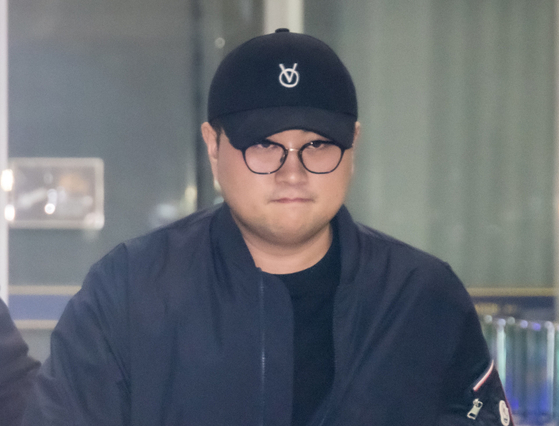 Singer Kim Ho-joong attended the police investigation session and was questioned for about three hours. [YONHAP]
