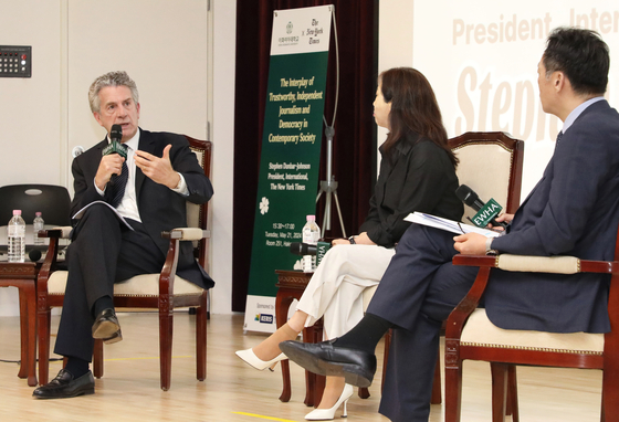 Stephen Dunbar-Johnson, international president of The New York Times Company, far left, speaks during a panel discussion at Ewha Womans University in Seodaemun District, western Seoul, on Tuesday. [PARK SANG-MOON]