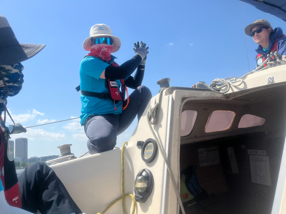 One of the crew members shows Mary how to avoid an unfortunate hand jam. [MARY YANG]