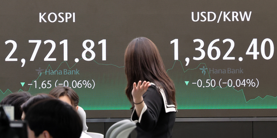 A screen in Hana Bank's trading room in central Seoul shows the Kospi closing at 2,721.81 points on Thursday, down 0.06 percent, or 1.65 points, from the previous trading session. [NEWS1]
