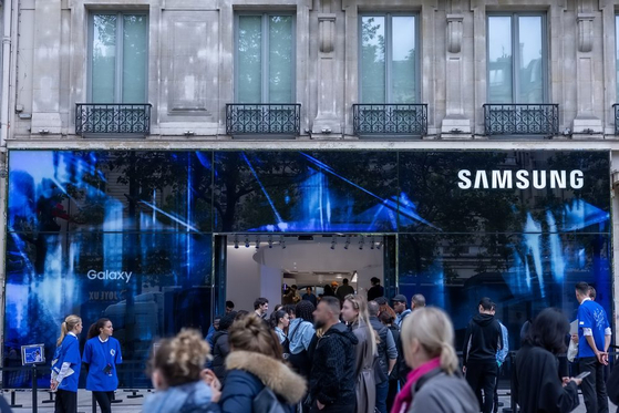 Visitors gather at an Olympic and Paralympic Games experience zone set up by Samsung Electronics on May 3 in Paris. [SAMSUNG ELECTRONICS]