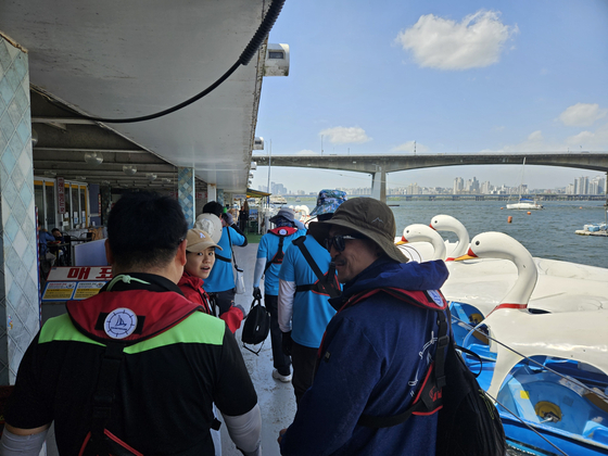 Making our way down to the dock, passing a fleet of swans. [SAILING PARADISE]