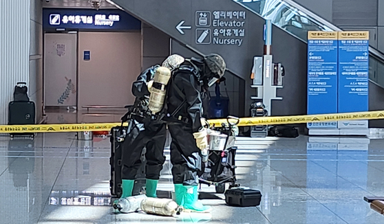 Military personnel specializing in disposing explosives conduct safety checks at Incheon International Airport in Incheon on Thursday. [INCHEON INTERNATIONAL AIRPORT CORPORATION]