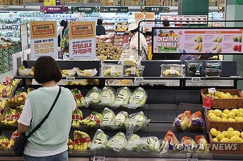 Customers checking fruits at a major discount chain store in Seoul. [YONHAP]