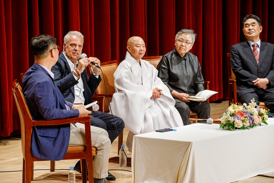 Panelists at the "Human, Climate Change and Temple Food" seminar on Wednesday at the Korean Buddhism History and Culture Memorial Hall in Jongno District, central Seoul, hosted by the Cultural Corps of Korean Buddhism. From second left are chef Eric Ripert, Buddhist monk Jeong Kwan, chef Cho Hee-sook and Professor Kong Man-sik. [CULTURAL CORPS OF KOREAN BUDDHISM]