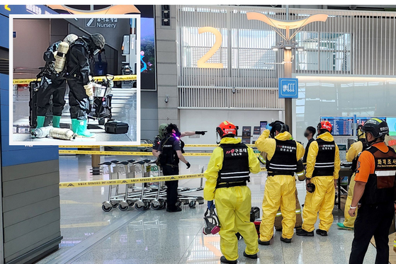Main picture: First responders handling chemical hazards conduct safety measures in Incheon International Airport in Incheon on Thursday. Inset: Military personnel conduct safety checks. [INCHEON INTERNATIONAL AIRPORT CORPORATION]