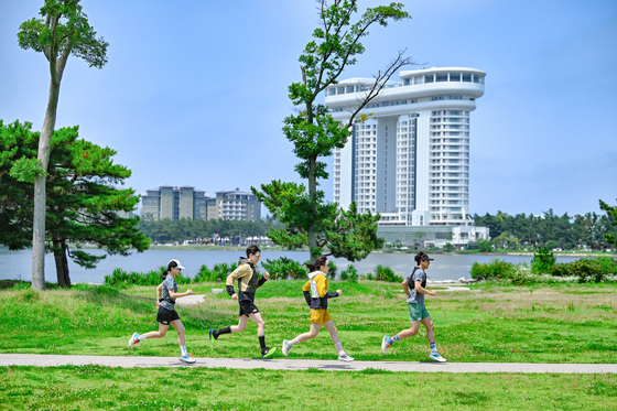 Trail running enthusiasts can sign up for the Aribauw Gyeongpo Trail Run event via the Runable app [RUNABLE]
