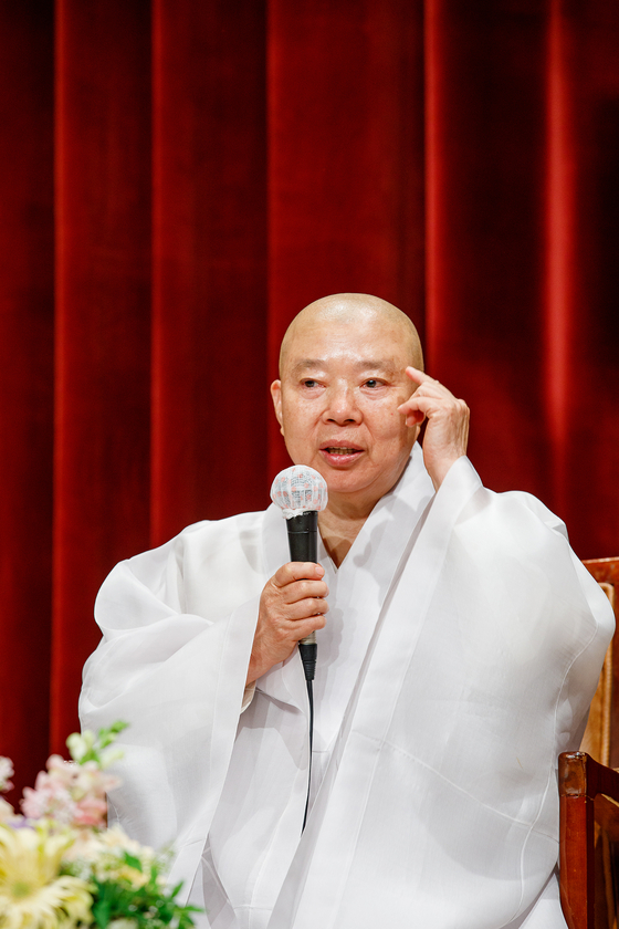 Buddhist monk Jeong Kwan speaks during the "Human, Climate Change and Temple Food" seminar on Wednesday at the Korean Buddhism History and Culture Memorial Hall in Jongno District, central Seoul, hosted by the Cultural Corps of Korean Buddhism. [CULTURAL CORPS OF KOREAN BUDDHISM]
