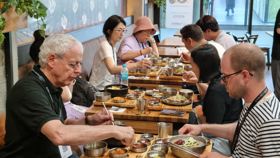 A group of tourists eating dinner at the N Seoul Tower in central Seoul's Namsan on May 23 as part of a tour event dubbed “KOREA invites U,” hosted by the Ministry of Culture, Sports and Tourism in collaboration with the Korea Tourism Organization [YOON SO-YEON]