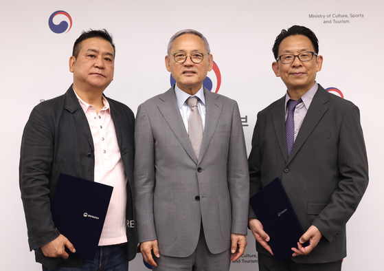 From left, filmmaker Yang Yun-ho, Culture Minister Yu In-chon and former Bucheon International Fantastic Film Festival director Han Sang-jun pose after Yang and Han were appointed as new board members of the Korean Film Council at the National Museum of Modern and Contemporary Art in Jongno District, central Seoul, on Friday. [MINISTRY OF CULTURE, SPORTS AND TOURISM]