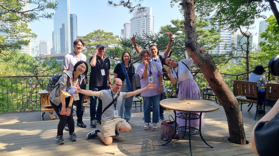 A group of tourists take photos together at the Bongeun Temple in southern Seoul on May 23 as part of a tour event dubbed “KOREA invites U,” hosted by the Ministry of Culture, Sports and Tourism in collaboration with the Korea Tourism Organization. [YOON SO-YEON]