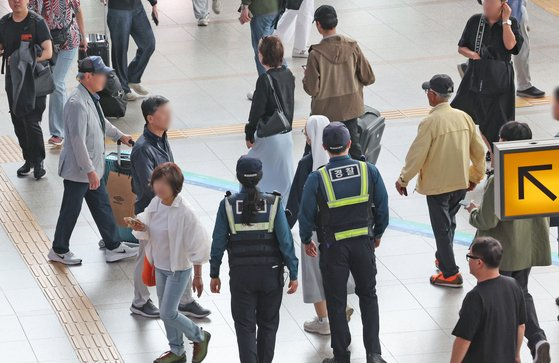 Police officers patrol Seoul Station in Jung District, central Seoul, on Friday morning following an online murder threat targeting the station that was posted on an internet community on Wednesday. In response to the threat, police increased patrols near the station. [NEWS1]