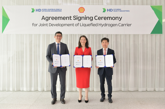 HD Hyundai signed an agreement with Shell at the HD Hyundai Global R&D Center in Seongnam, Gyeonggi. From left: Kim Sung-joon, CEO of HD KSOE, Karrie Trauth, senior vice president of Shell, Jeon Seung-ho, CTO of HD HHI. [HD HYUNDAI]