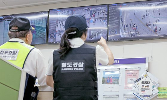 Railroad police review CCTV footage at a railroad police office inside Seoul Station in Jung District, central Seoul, on Friday morning for any signs of unusual activity. [NEWS1] 