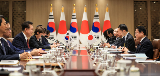 President Yoon Suk Yeol, left, and Japanese Prime Minister Fumio Kishida, right, hold a bilateral meeting at the Yongsan presidential office in central Seoul later Sunday. [PRESIDENTIAL OFFICE]