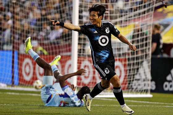 Minnesota United midfielder Jeong Sang-bin celebrates scoring a goal during a Major League Soccer match against the Colorado Rapids at Dick's Sporting Goods Park in Colorado on Saturday. [REUTERS/YONHAP] 