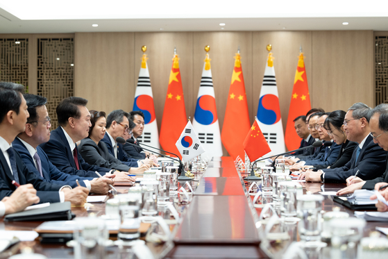 Top: President Yoon Suk Yeol, left, and Chinese Premier Li Qiang, right, hold a bilateral meeting at the Yongsan presidential office in central Seoul on Sunday, ahead of a trilateral summit with Japan Monday. [PRESIDENTIAL OFFICE]