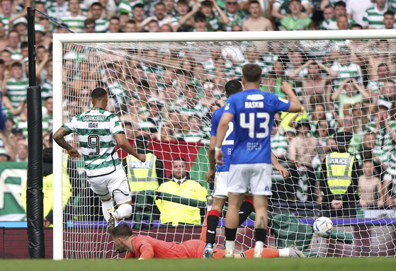 Celtic's Adam Idah scores the opening goal in the 90th minute during the Scottish Cup final against Rangers at Hampden Park in Glasgow, Scotland on Saturday. [AP/YONHAP]