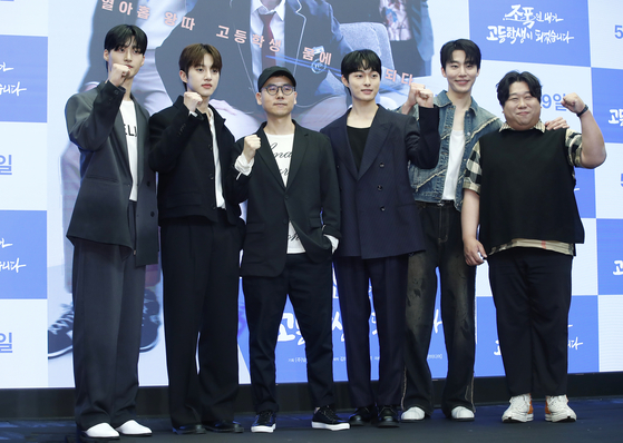 The cast and director of fantasy web series “High School Return of a Gangster” pose for photos during a press conference held in Mapo District, western Seoul, on Monday. From left: actor Joo Yoon-chan, boy band Golden Child’s Bong Jae-hyun, producer Lee Seong-taek, actor Yoon Chan-young, actor Won Tae-min and actor Go Dong-ock. [NEWS1]