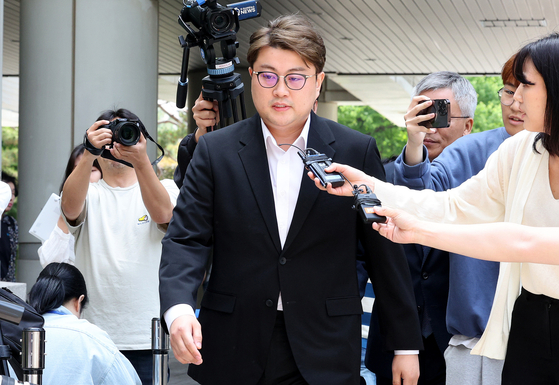 Singer Kim Ho-joong attending a warrant review hearing last Friday around noon. [NEWS1]
