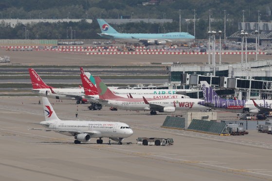 Planes are parked at Incheon International Airport on May 19. [YONHAP]