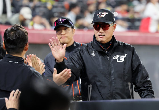 Hanwha Eagles manager Choi Won-ho high-fives his players after earning his 100th win from a game against the Kia Tigers in Gwangju on May 3. Choi has resigned from the Eagles a year after taking the helm. [YONHAP]