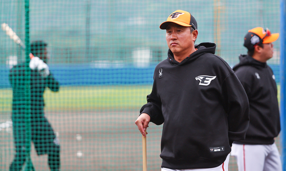 Hanwha Eagles manager Choi Won-ho watches the batting training at the second spring camp held at Kochida Stadium in Okinawa Prefecture, Japan on Feb. 25. [YONHAP]