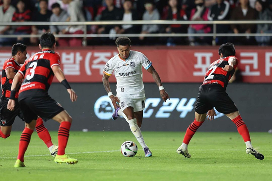 FC Seoul's Jesse Lingard, center, dribbles the ball during a K League 1 match against the Pohang Steelers at Pohang Steelyard in Pohang, North Gyeongsang in a photo shared on FC Seoul's official Instagram account on Monday. [SCREEN CAPTURE]