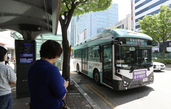 KT's autonomous driving buses operating for test runs in Anyang, Gyeonggi, on Monday [NEWS1]