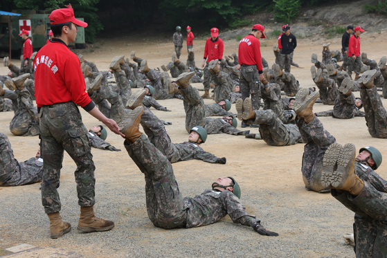 Korean army soldiers participate in a training in a military base in Gyeonggi on Thursday. [YONHAP] 