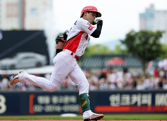 Kia Tigers' Park Chan-ho celebrates hitting a two-run home run in the bottom of the second inning during a game against the Doosan Bears at Gwangju-Kia Champions Field in Gwangju on Sunday. [YONHAP]