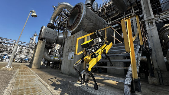 A robot dog regularly patrols the Ulsan Complex. It alerts workers if it detects abnormal conditions, such as strangely high or low temperatures and gas leaks. [SK INNOVATION] 