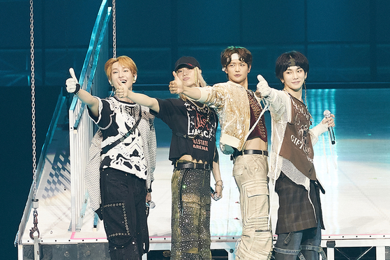 Boy band SHINee wrapped up its three-day encore concert series over the weekend, with 30,000 fans present to celebrate the band's 16th anniversary since debut. [SM ENTERTAINMENT]