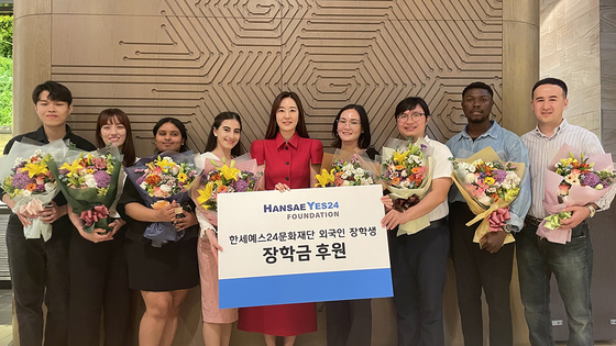 Hansae Yes24 Foundation chairperson Baek Su-mi, center, poses for a photo with the eight new international students selected for the foundation's scholarship. [HANSAE YES24 FOUNDATION]