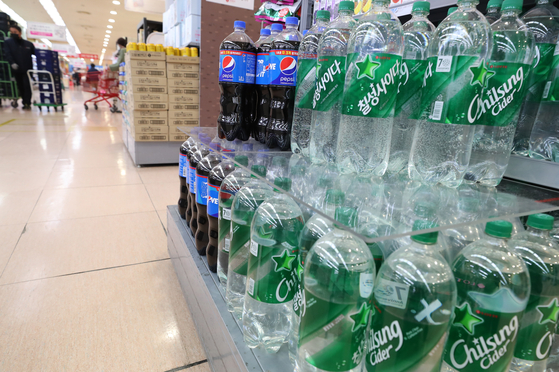 Chilsung Cider and Pepsi Cola on display at a large supermarket food store in Seoul [YONHAP]