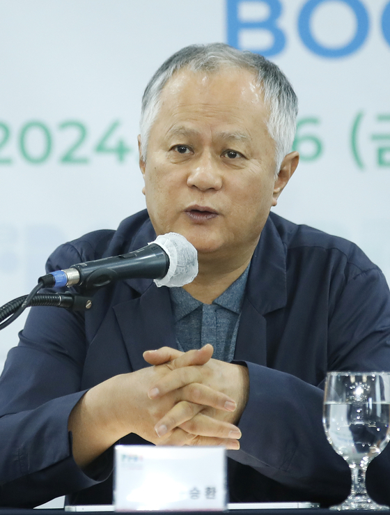 Actor-producer Song Seung-hwan, sitting in as the director of the Paju Fair: Book & Culture, speaks to reporters Tuesday during the fair's press conference in Jongno District, central Seoul. [NEWS1]