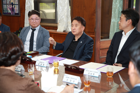 North Chungcheong Governor Kim Young-hwan talks to representatives from LG Energy Solution, Chungbuk National University and Cheongju University about the province's plans to attract more international students during a meeting on Monday. [NORTH CHUNGCHEONG PROVINCIAL OFFICE]