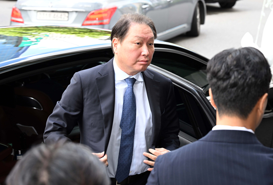 SK Group Chairman Chey Tae-won enters Lotte Hotel Seoul on Tuesday for a tea meeting with UAE President Mohamed bin Zayed Al Nahyan. [YONHAP]