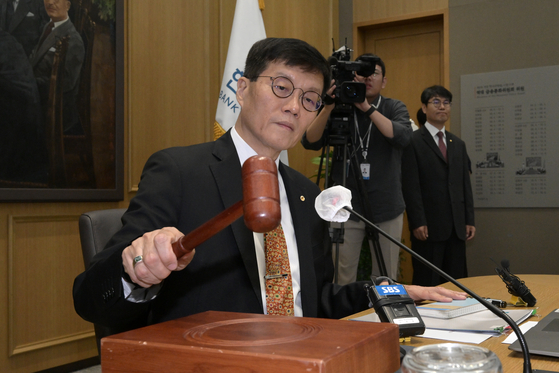 Bank of Korea Gov. Rhee Chang-yong bangs the gavel during the Monetary Policy Board meeting in central Seoul last Thursday. [JOINT PRESS CORPS]