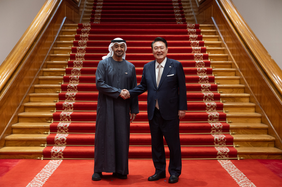 President Yoon Suk Yeol, right, and United Arab Emirates (UAE) President Mohamed bin Zayed Al Nahyan shakes hands at the Blue House in central Seoul ahead of a state dinner on Tuesday. [PRESIDENTIAL OFFICE] 
