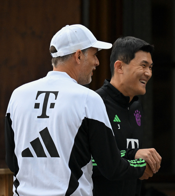 Bayern Munich manager Thomas Tuchel, left, jokes with the club's summer signing Kim Min-jae at a pre-season training session in Rottach-Egern, Germany, on July 20, 2023. [AFP/YONHAP]