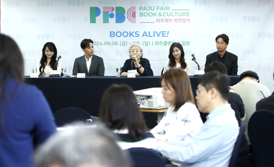 Actors slated to be featured at the upcoming Paju Fair: Book & Culture speak to reporters Tuesday during the fair’s press conference in Jongno District, central Seoul. From left are Kim So-hyun, Kim Jun-ho, Kang Boo-ja, Gil Hae-yeon and Oh Man-seok. [NEWS1]