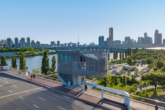 The exterior of Sky Suite, a lodging facility on Hangang Bridge [SEOUL METROPOLITAN GOVERNMENT]