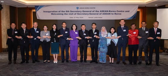 From seventh from left, Kang Insun, second vice minister of Foreign Affairs, Kao Kim Hourn, secretary general of Asean, and Kim Jae-shin, secretary general of the Asean-Korea Centre, pose for a photo with dignitaries during the inauguration ceremony for Kim at the Lotte Hotel Seoul in Jung District on Monday. [ASEAN-KOREA CENTRE]