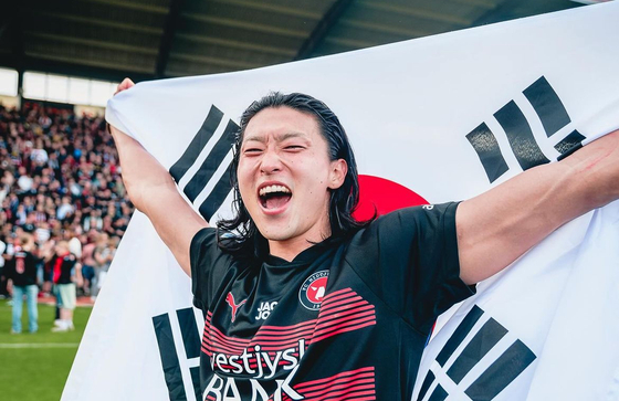 FC Midtjylland striker Cho Gue-sung celebrates winning the Danish Superliga on Sunday at MCH Arena in Herning, Denmark in a photo shared on Instagram. [SCREEN CAPTURE]