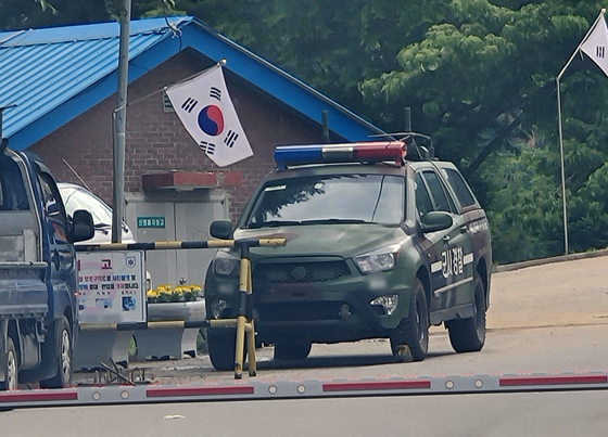 A military police vehicle on Monday enters the compound of an army division in Inje, Gangwon, where a soldier passed out on Thursday during a disciplinary drill. The soldier was pronounced dead on Saturday. [YONHAP] 