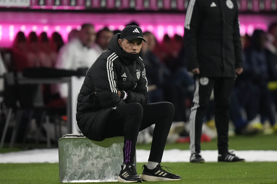 Bayern Munich manager Thomas Tuchel watches his team during a match against RB Leipzig at the Allianz Arena in Munich, Germany on Feb. 24, days after announcing his intention to resign at the end of the season. [AP/YONHAP]